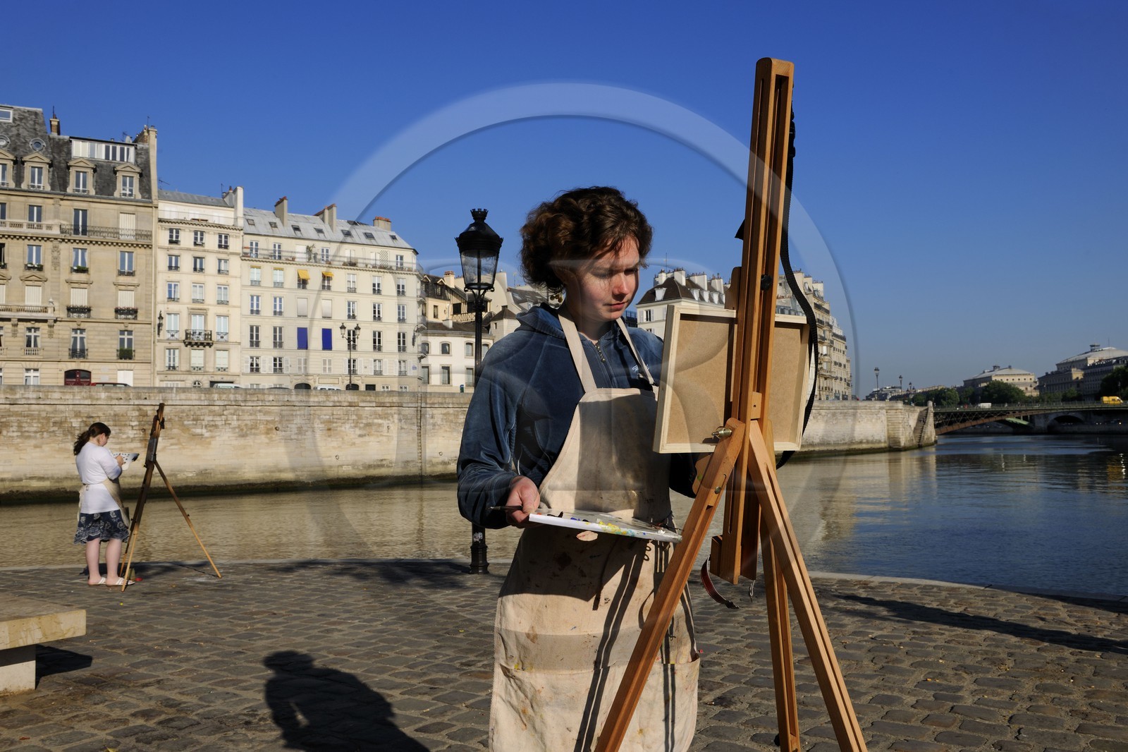France, Paris (75), île Saint Louis, scéance de peinture face à l'île de la Cité