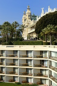 Principauté de Monaco, Monaco, Monte-Carlo, Société des Bains de Mer de Monaco, la facade coté mer du casino et de l'Opera conçu par l'architecte Charles Garnier, Mention obligatoire : Société des Bains de Mer de Monaco, et le Fairmont Hotel