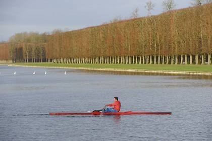 France, Yvelines (78), parc du château de Versailles, classé Patrimoine Mondial de l'UNESCO, barques sur le Grand Canal en automne