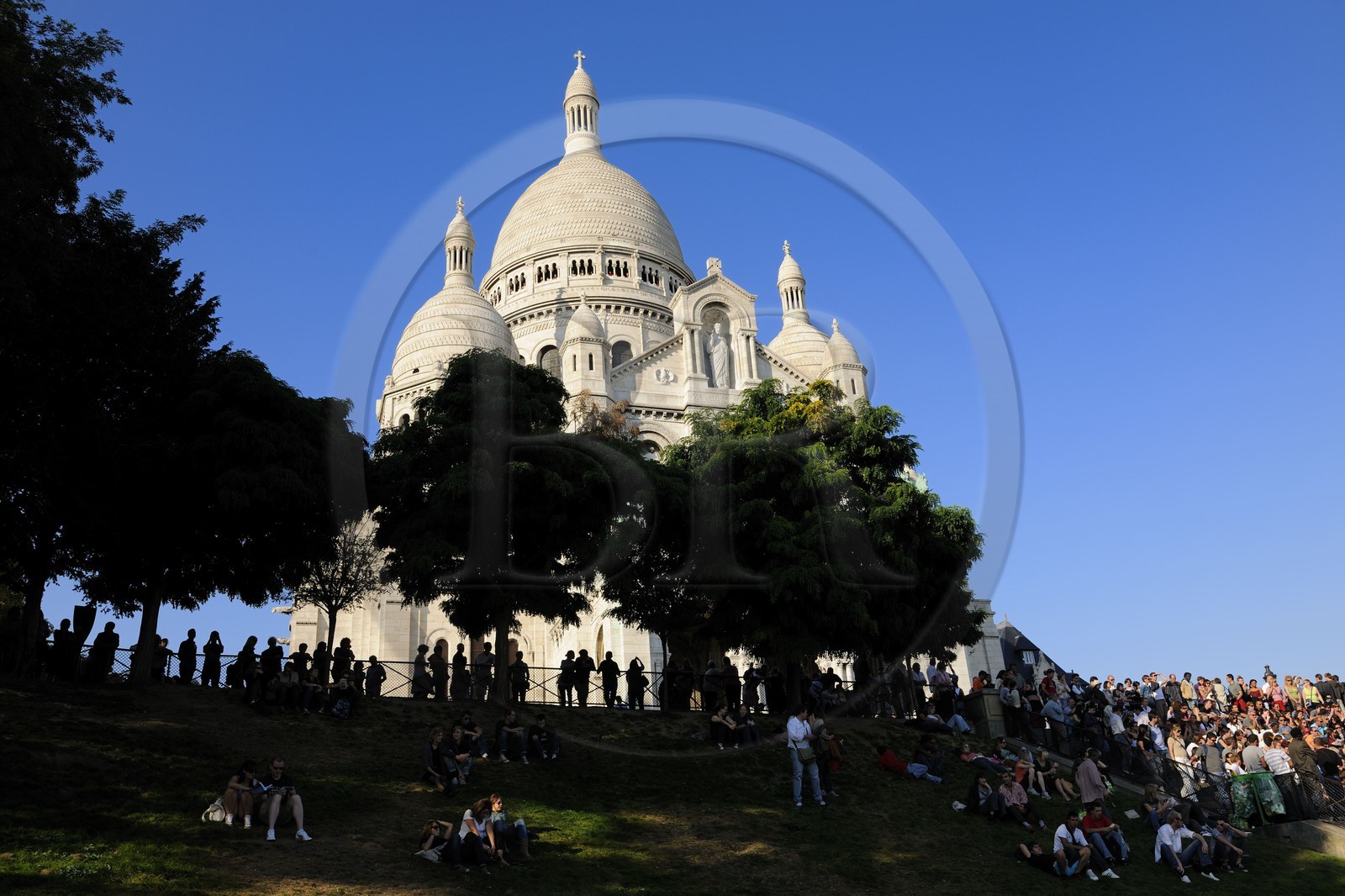France, Paris (75), la Butte Montmartre, touristes devant le Sacré-Cœur