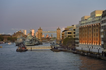 Royaume-Uni, Londres, le navire de guerre HMS Belfast en bordure du quartier de Southwark et le Tower Bridge, pont basculant franchissant la Tamise