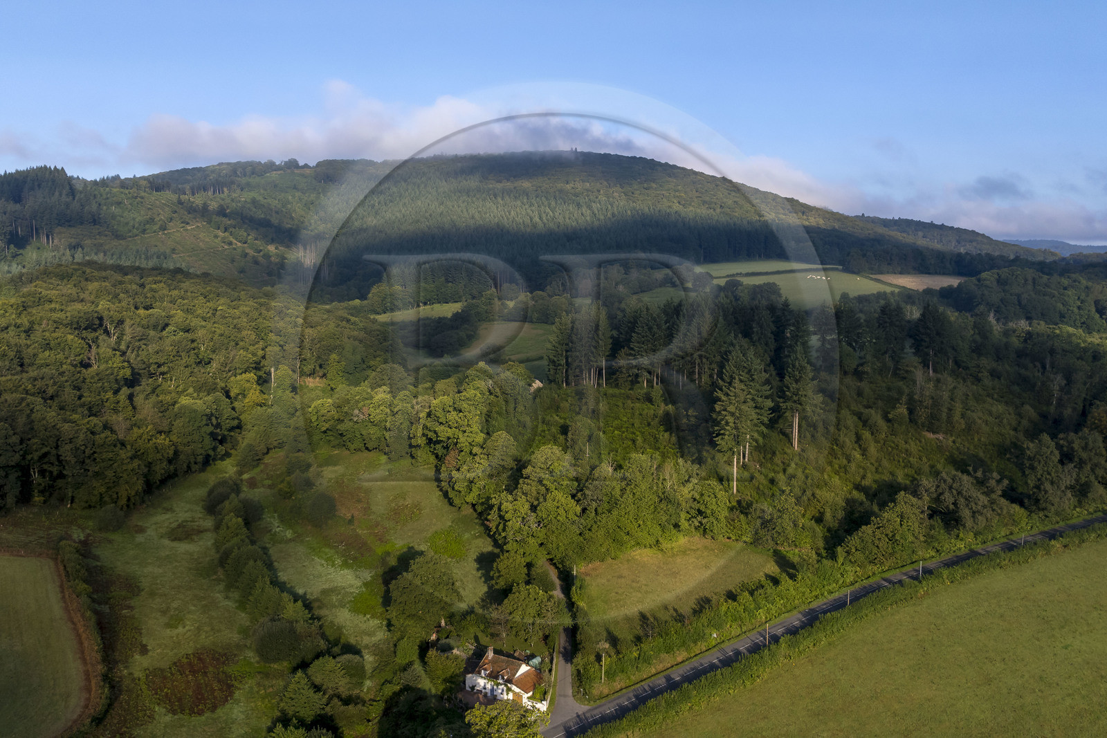France, Saône-et-Loire (71), parc naturel régional du Morvan, Saint-Léger-sous-Beuvray, le mont Beuvray sur lequel se trouve l'oppidum de Bibracte, capitale du peuple celte des Éduens (vue aérienne)