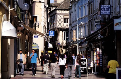 France, Saône-et-Loire (71), Chalon-sur-Saône, rue du Châtelet, une des principales artères