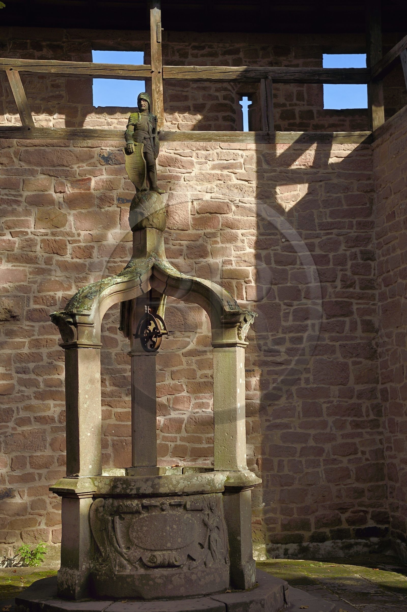 France, Bas-Rhin (67), Orschwiller, le chateau du Haut-Koenigsbourg, puit de la citerne du Haut Jardin