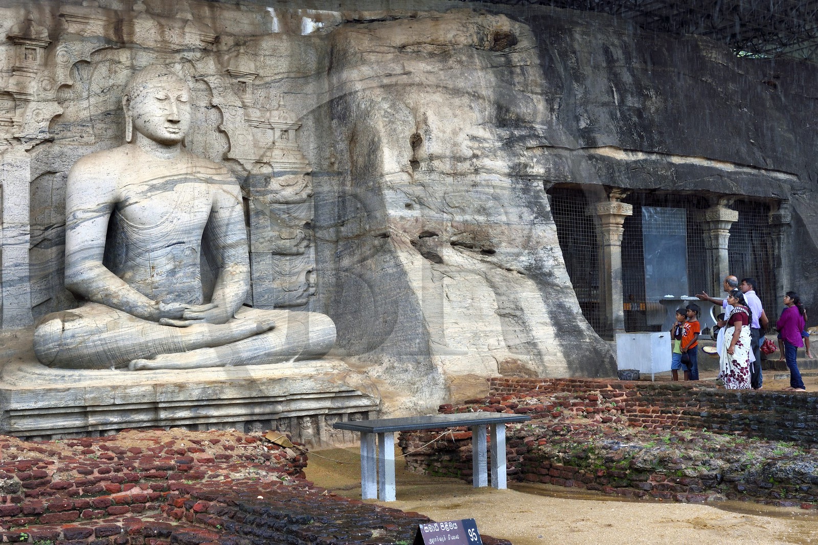 Sri Lanka, province du Centre-Nord, Polonnaruwa, l'ancienne capital du pays (XIe au XIIIe siècle) est classée au Patrimoine Mondial de l'UNESCO, bouddha géant taillé dans la rocher du Gal Vihara,  Bouddha assis les mains jointes en forme de coupe dans la position méditative du dhyana mudra