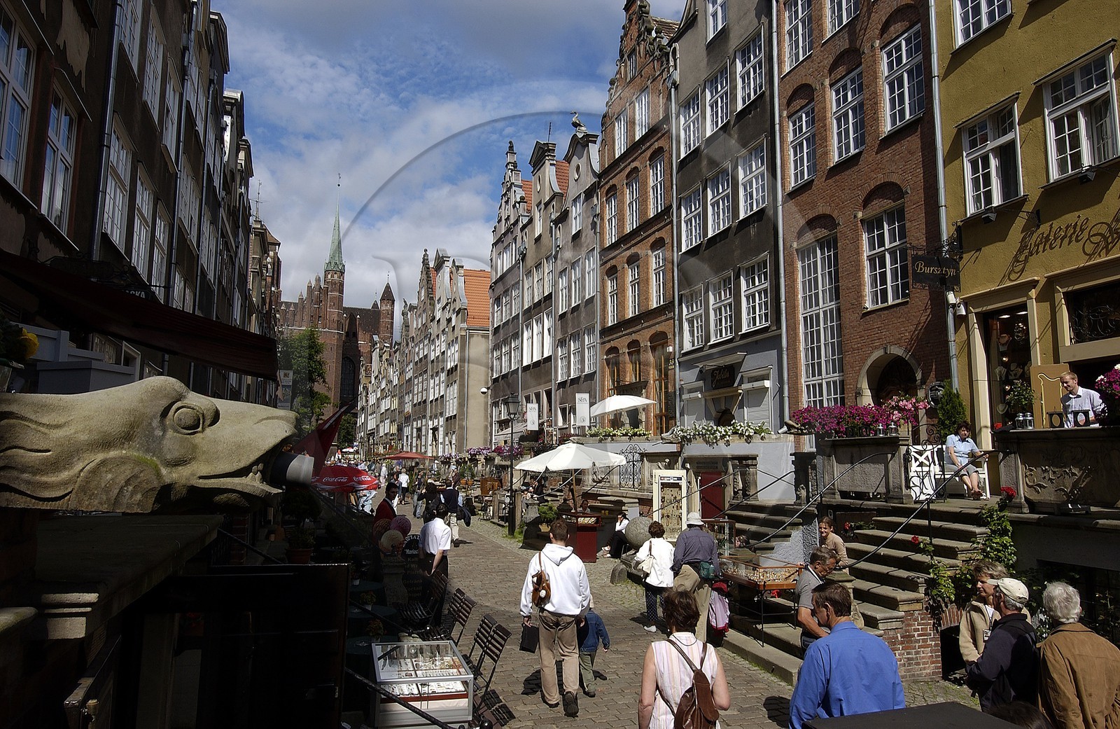 Pologne, Gdansk, rue Notre-Dame (Mariacka) dans la vieille ville donnant sur le vieux port