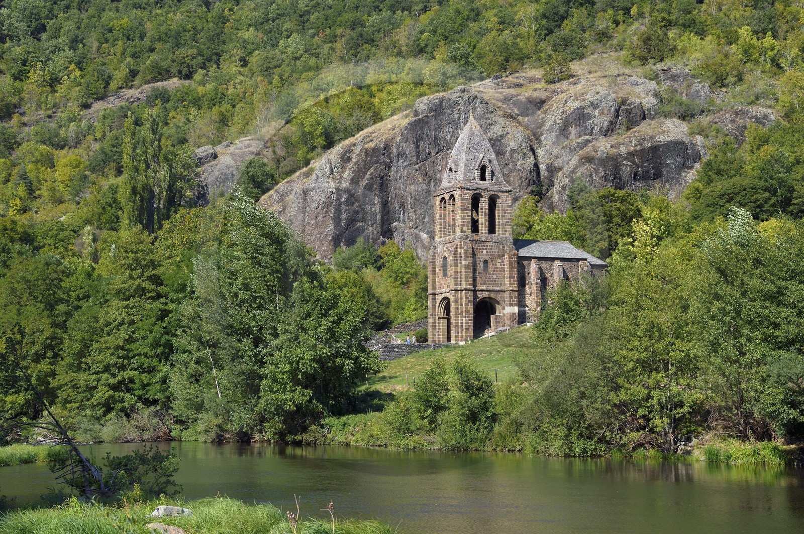 France, Haute-Loire (43), vallée de l'Allier, Saint-Julien-des-Chazes, chapelle Sainte-Marie-des-Chazes en bordure de l'Allier