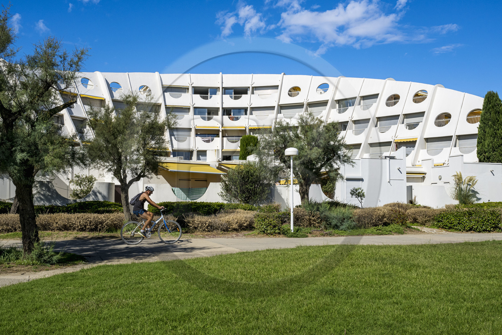 France, Hérault (34), La Grande-Motte, labellisé patrimoine du XXème siècle, quartier du Couchant à l'ouest du port, l'immeuble Le Calypso de l'architecte T. Fayeton et appartenant au style architectural féminin conques de Vénus