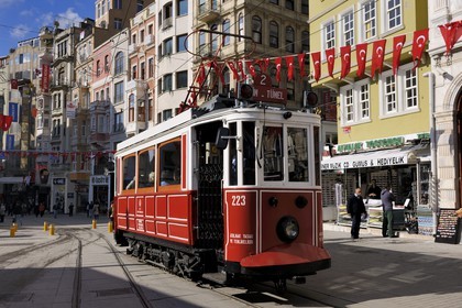 Turquie, Istanbul, quartier de Beyoglu, le vieux tramway dans la rue Istiklal Caddesi