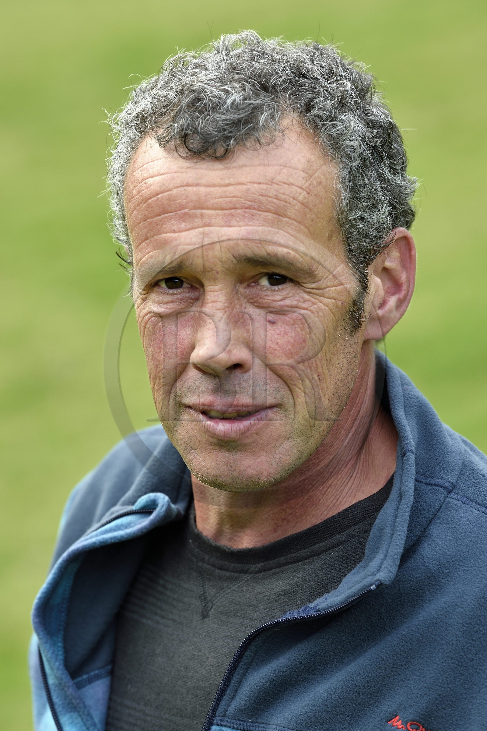 France, Pyrénées-Atlantiques (64), Pays-Basque, vallée des Aldudes, Urepel, l'éleveur de brebis manech tête noire Jean-Bernard Etchebarren