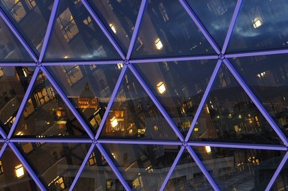 Royaume-Uni, Irlande du Nord, Belfast, le dôme en verre de 35m de diamètre du centre commercial de Victoria Square offre une large vue sur la ville