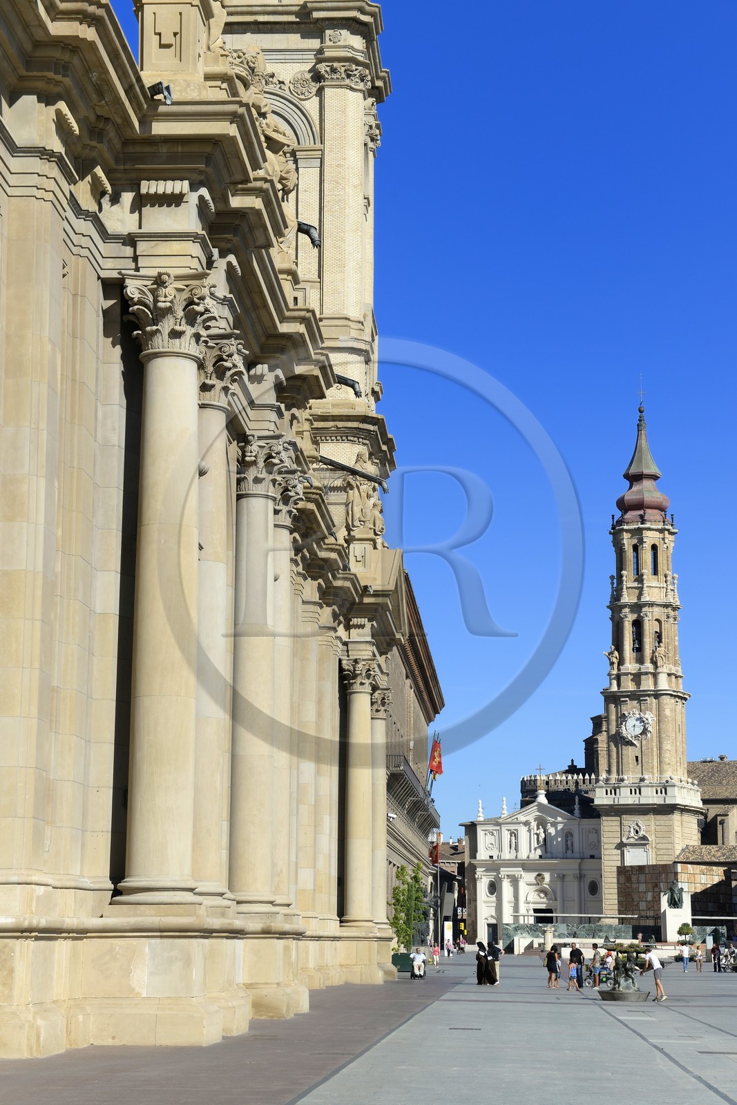 Espagne, Aragon, Saragosse, Plaza del Pilar, Basilique del Pilar (Notre-Dame du Pilier) et la cathédrale San Salvador, La Seo, en arrière plan