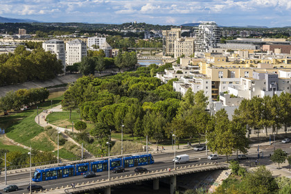 France, Hérault (34), Montpellier, quartier Richter, les rives du Lez, l'Hotel de Région de l'architecte catalan Ricardo Bofill et l'immeuble L'Arbre Blanc de l'architecte japonais Sou Fujimoto en arrière plan à droite