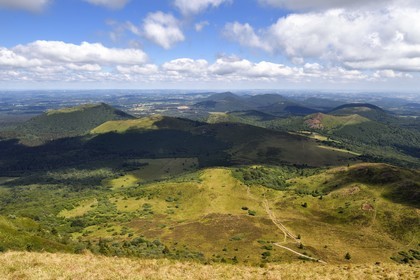 France, Puy-de-Dôme (63), Parc Naturel Régional des Volcans d'Auvergne, la partie Nord de la Chaine des Puys classée Patrimoine Mondial de l’UNESCO, le sentier menant au Traversin et au cratère du Puy Pariou sur la droite, en arrière plan sur la gauche le Puy de Côme