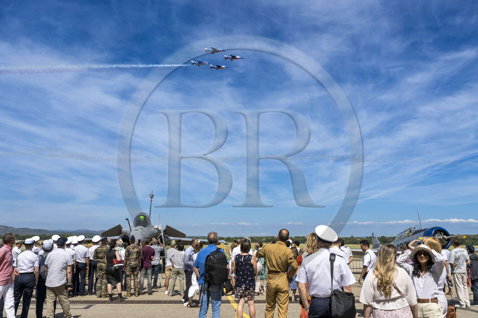 France, Bouches-du-Rhône (13), Salon-de-Provence, base aerienne 701, base de la Patrouille de France (PAF pour Patrouille acrobatique de France) de l'Armée de l'air et de l'espace française, démonstrations aériennes en présence des familles des élèves officiers pour la cérémonie d’échange des Gardes