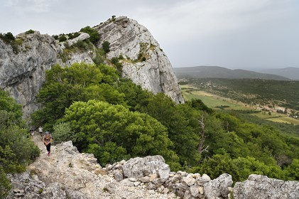 France, Var (83), Plan-d'Aups-Sainte-Baume, parc naturel régional de la Sainte-Baume, Massif de la Sainte-Baume, randonneurs grimpant le Chemin des Rois sur le GR 9 en provenance de l'Hostellerie de la Sainte Baume en bas à droite, le Saint-Pilon en arrière plan