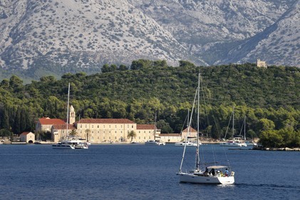 Croatie, Dalmatie, cote dalmate, monastère franciscain sur l'Ile de Badija situé dans la partie orientale du canal de Peljesac en face de l'Ile de Korcula