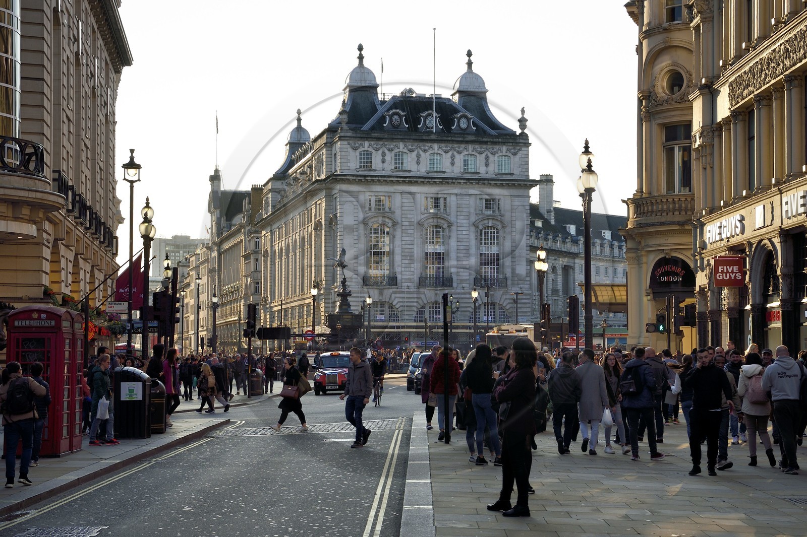 Royaume-Uni, Londres, Piccadilly Circus et la statue d'Eros depuis Coventry street