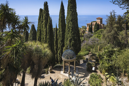 Italie, Ligurie, Province d'Imperia, Vintimille, Jardin botanique Hanbury, le Tempietto au premier plan et la villa Orengo