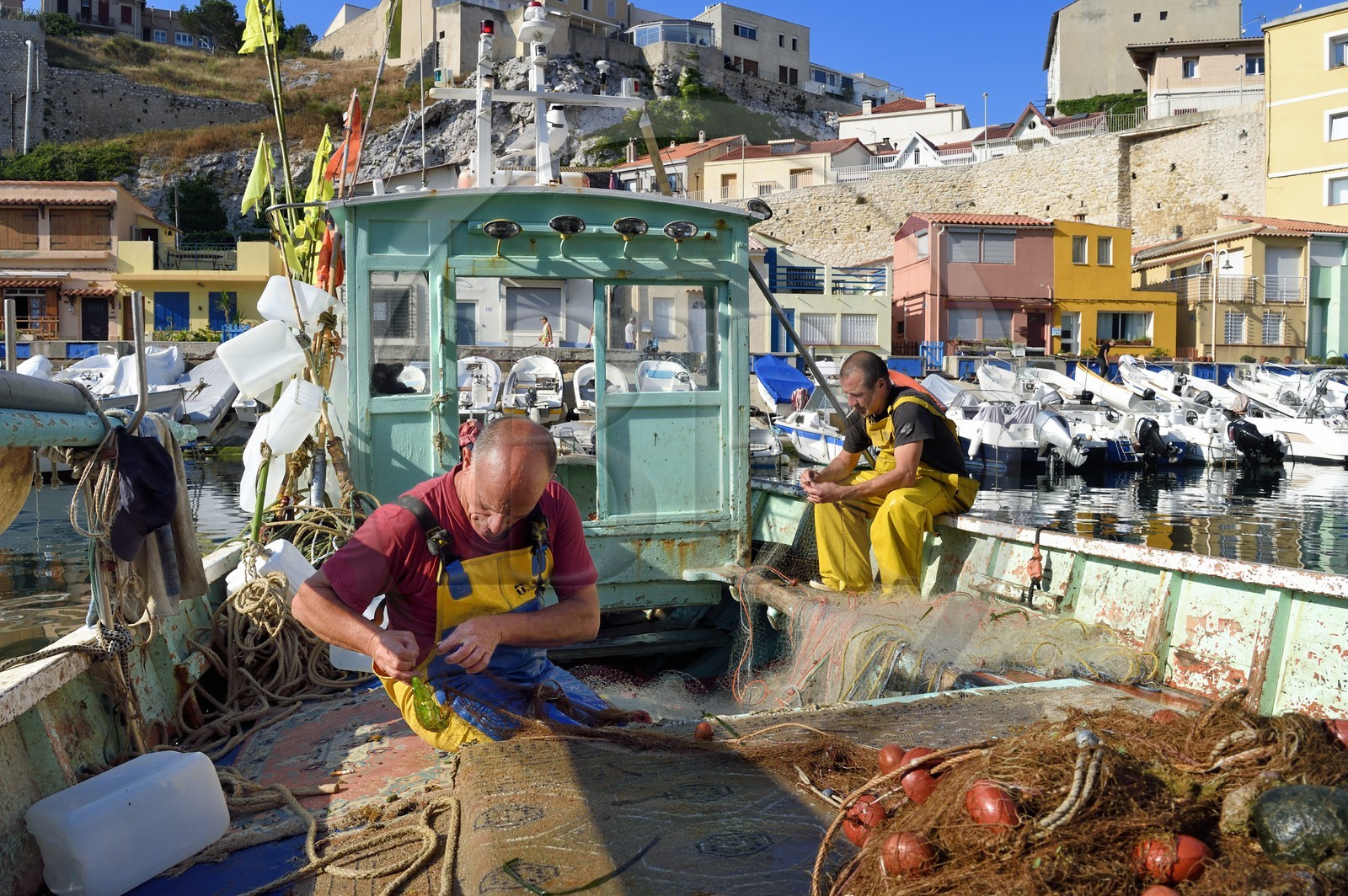 France, Bouches-du-Rhône (13), Marseille, quartier d'Endoume, le Vallon des Auffes, retour de pêche de Lucien Jativa et trie du poisson