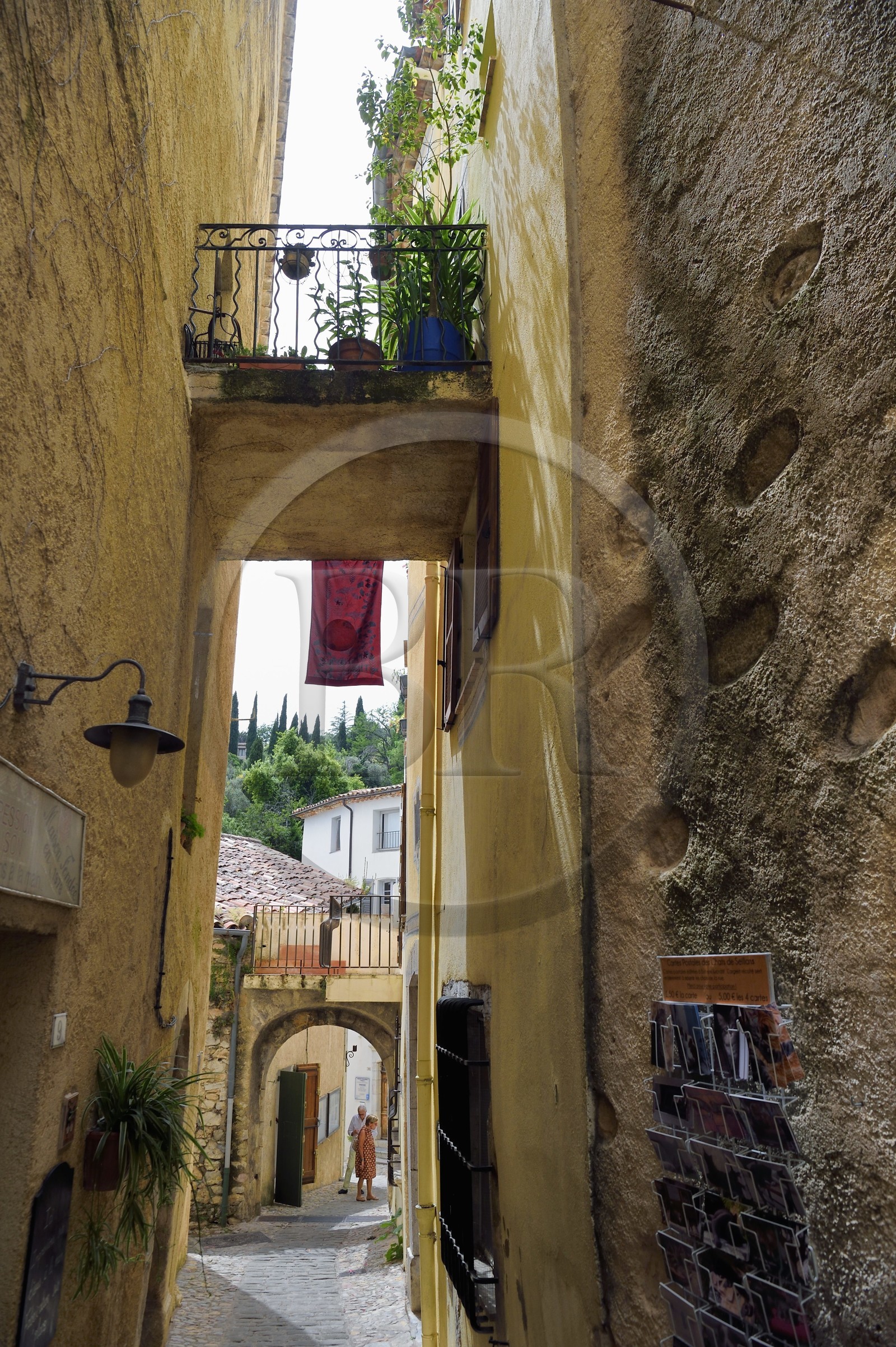 France, Var (83), Seillans, labellisé Les Plus Beaux Villages de France, rue de l'église