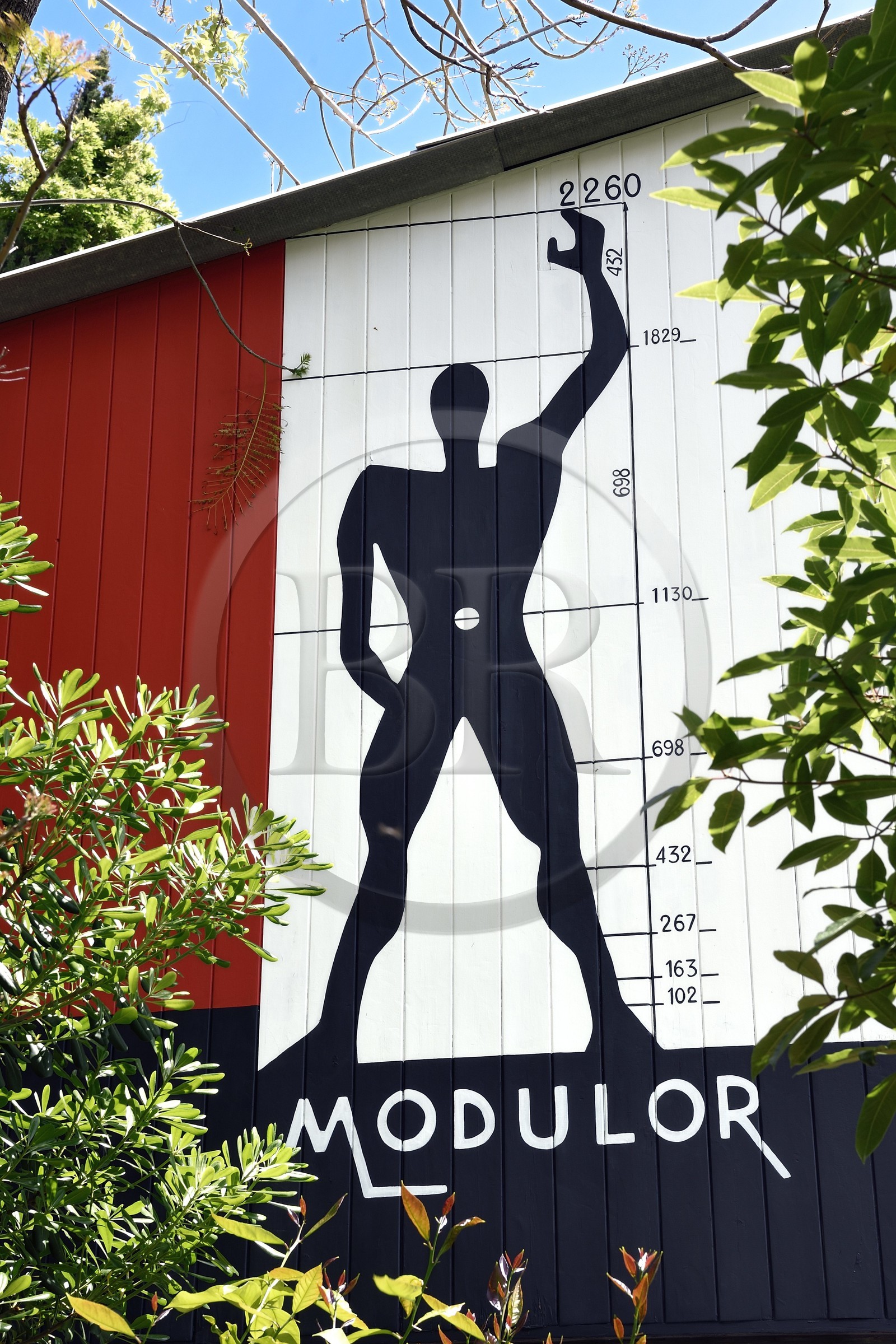 France, Alpes Maritimes (06), Roquebrune-Cap-Martin, Cap Martin, oeuvre architecturale de Le Corbusier, classée Patrimoine Mondial de l'UNESCO, ancien restaurant et bar l’Etoile de Mer de Thomas Rebutato, peinture murale représentant le Modulor sur les unités de Camping conçues par Le Corbusier (Demande d'autorisation nécessaire avant publication)