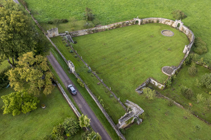 France, Côte-d'Or (21), Moutiers-Saint-Jean, jardin de rocailles de Jean Coeur de Roy, qui fut président au Parlement de Bourgogne (vue aérienne)