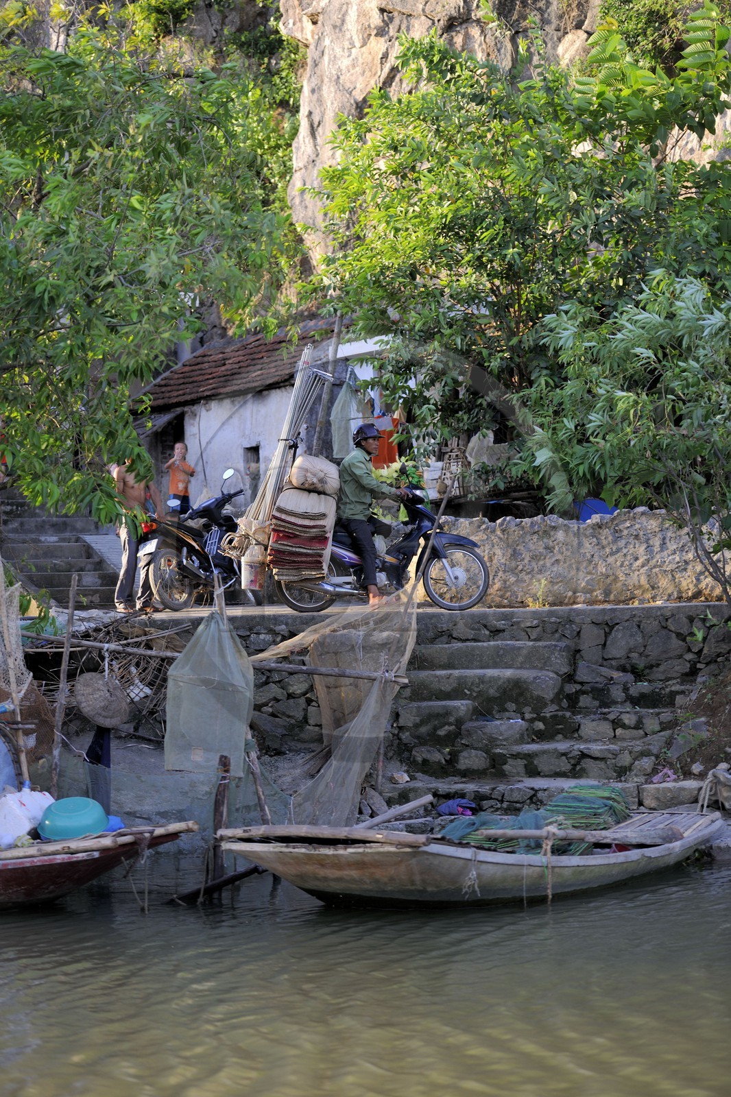 Vietnam, province de Ninh Binh, village insulaire de Kenh Ga, vendeur ambulant