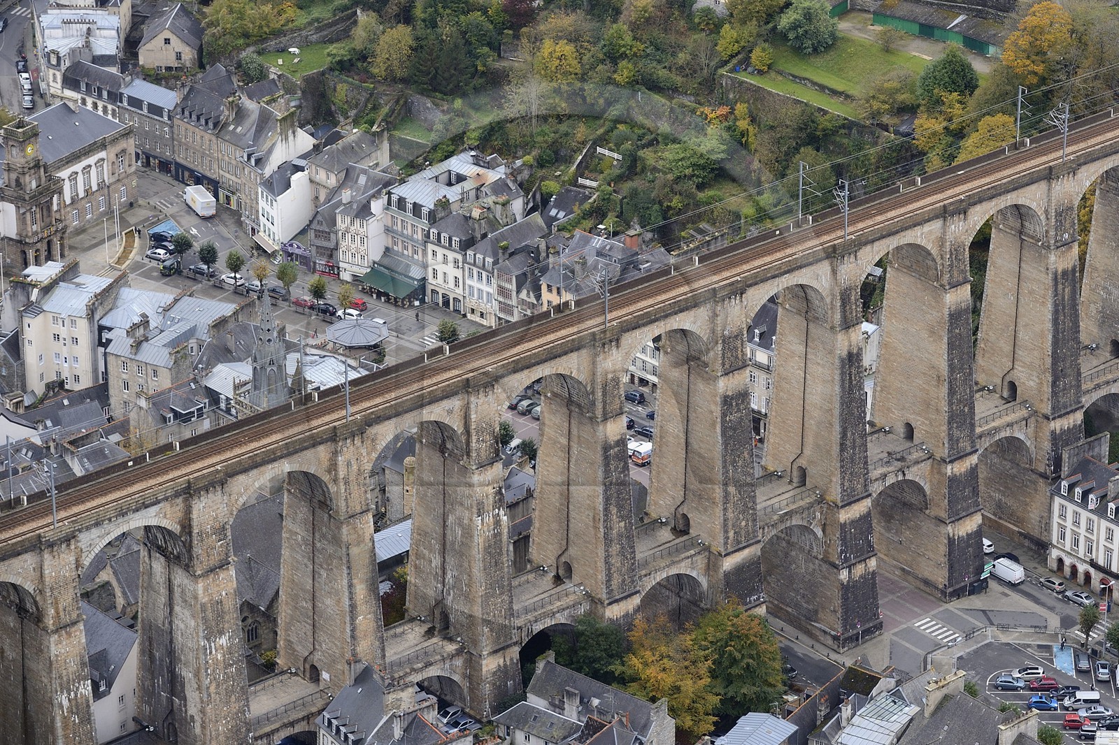 France, Finistère (29), Morlaix, le viaduc au dessus du centre ville (vue aérienne)