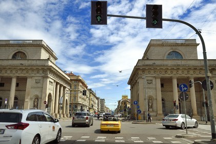 Italie, Lombardie, Milan, cabriolet Alfa Romeo Duetto Spider jaune dans les rues de la ville