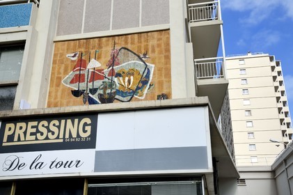 France, Var (83), Toulon, quartier du port marchand, fresque décoratives aux angles d'immeubles