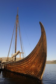 Norvège, Nordland, Iles Lofoten, ile de Vestvagoy, le drakkar (bateau viking) Lofotr construit à l'identique sur le lac de Borg
