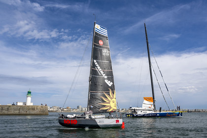 France, Vendée (85), Les-Sables-d'Olonne, un bateau à voile monocoque de régate de classe Mini 6,50 croise le voilier monocoque de 60 pieds IMOCA Coup de Pouce de Manuel Cousin à l'entrée du chenal