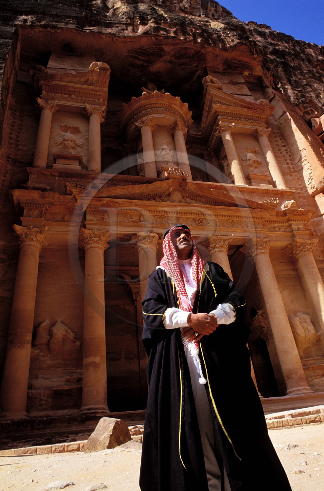 Jordanie, Petra, bédouin devant la Khazneh (le trésor) probable tombeau d'un roi ou d'une reine