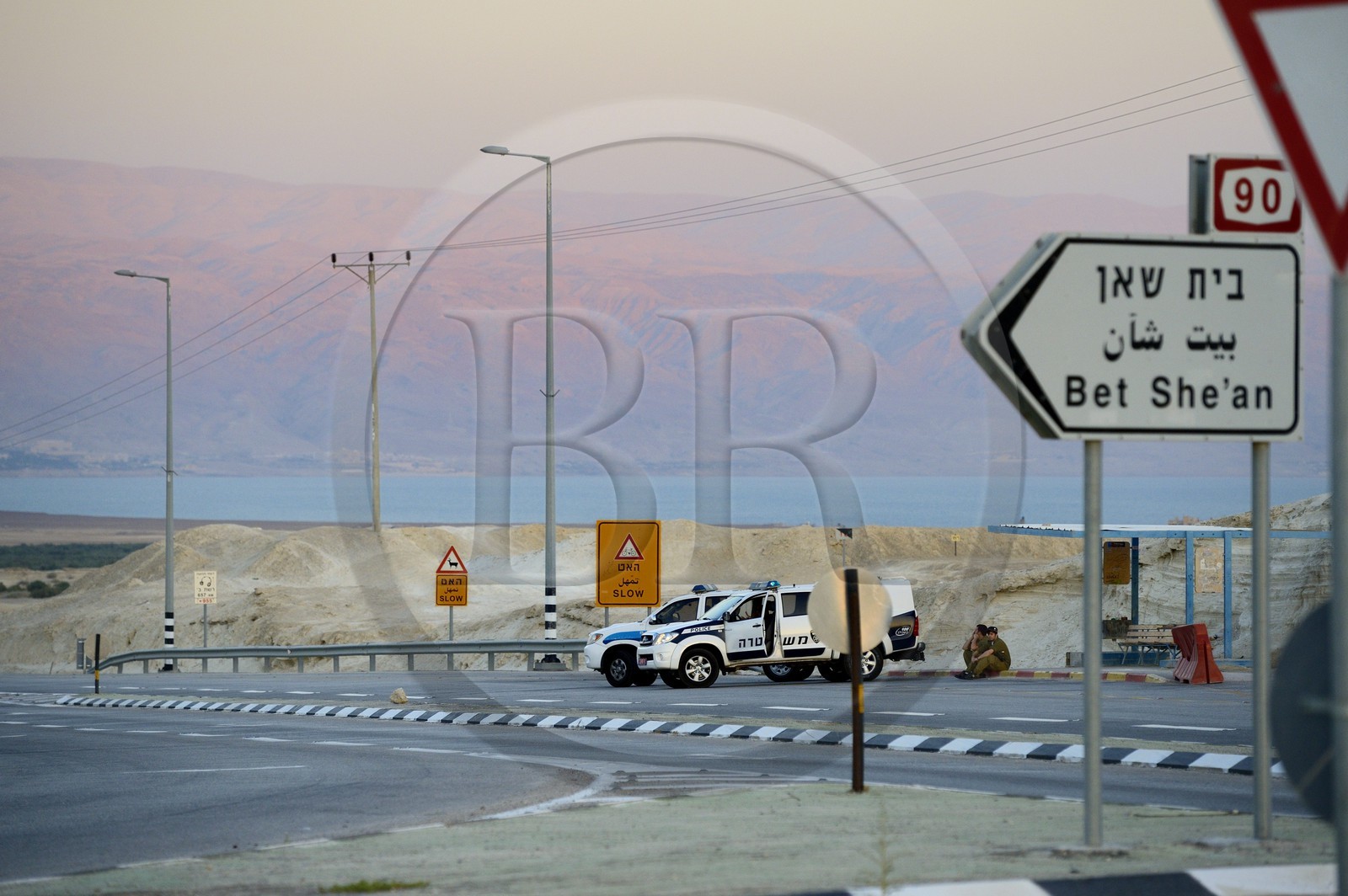 Israel, jonction de Beit HaArava, patrouille de police, la Mer Morte et les montagnes de la Jordanie en arrière plan
