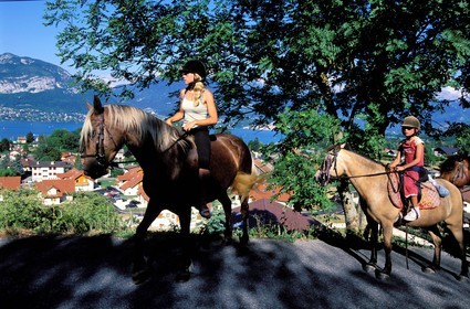 France, Haute-Savoie (74), randonnée équestre près du lac d'Annecy