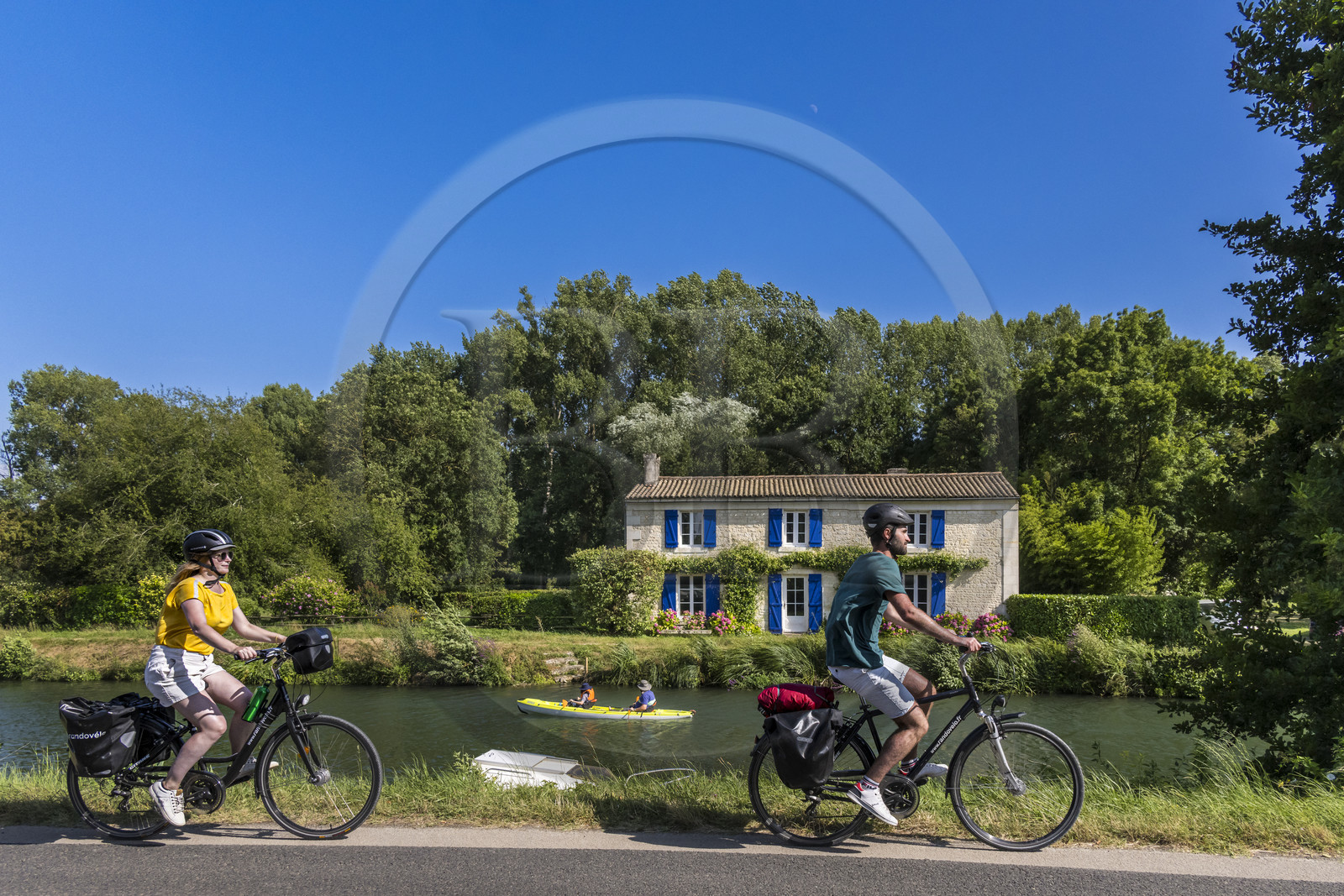 France, Deux-Sèvres (79), le Marais Poitevin, la Venise Verte, Coulon, maison du marais typique au bord de la Sèvre Niortaise et de la voie cyclable de la Vélo Francette