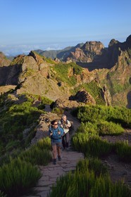 Portugal, Ile de Madère, randonneurs sur le sentier du Vereda do Areeiro entre les monts Pico Ruivo (1862m) et Pico Arieiro (1817m), vue depuis le Pico Arieiro sur la chaine de montagnes centrale