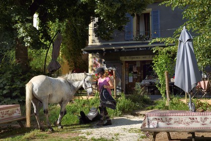 France, Dordogne (24), Périgord Noir, vallée de la Vézère, Saint-Léon-sur-Vézère, labellisé Les Plus Beaux Villages de France, une cavalière et son cheval