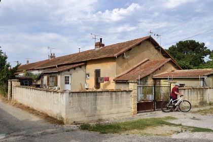 France, Bouches-du-Rhône (13), Camargue, Salin-de-Giraud, ancien casernement transformé en habitation pour les ouvriers des salins au début du XXe siècle