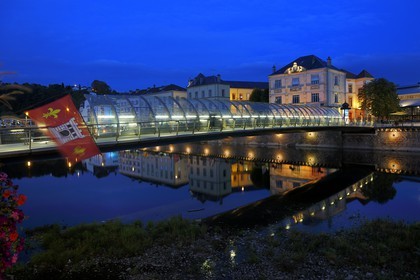 France, Vosges (88), Epinal, le quai Jules Ferry le long de la Moselle