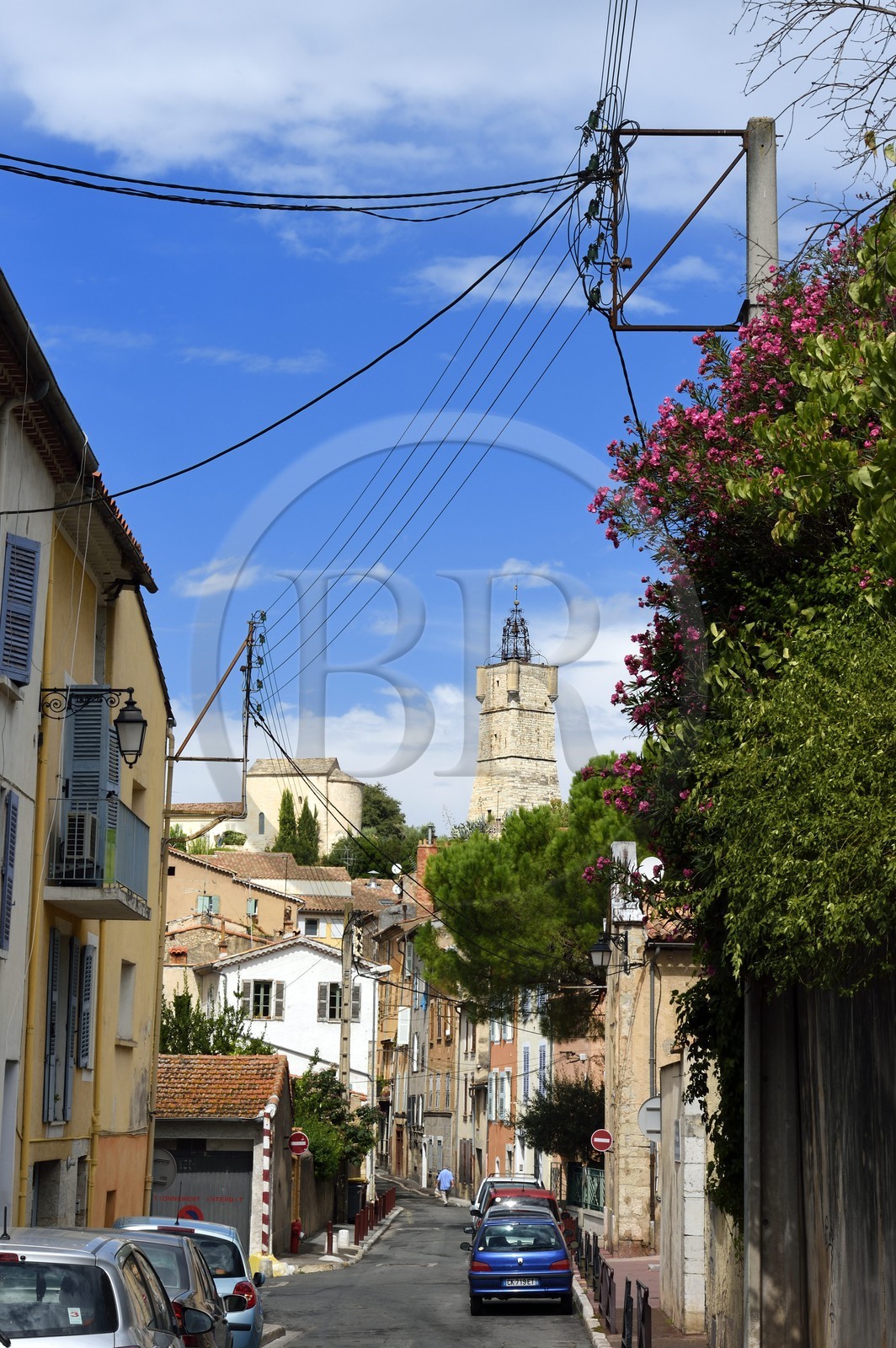 France, Var (83), Draguignan, la tour de l'Horloge au bout de la rue de la Blancherie