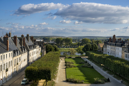 France, Nièvre (58), Nevers, esplanade du palais ducal et la Loire en arrière plan