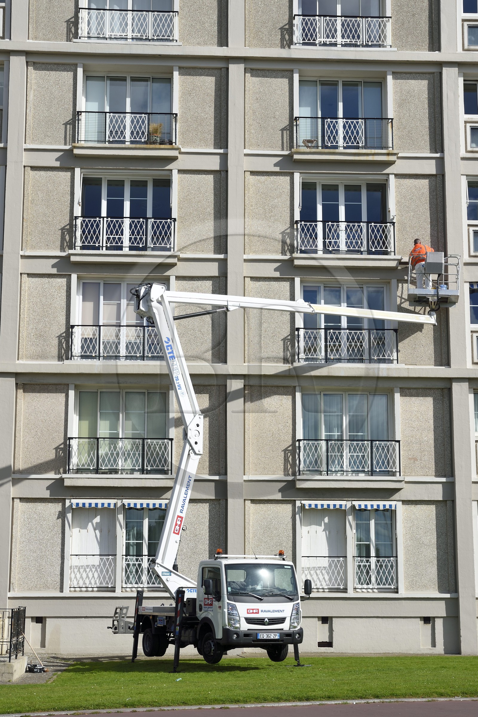 France, Seine-Maritime (76), Le Havre, Centre-ville reconstruit du Havre par Auguste Perret classé Patrimoine Mondial de l'UNESCO, travaux sur la facade d'immeuble Perret de la Porte Océane