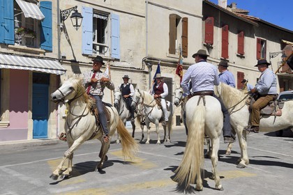 France, Bouches-du-Rhône (13), Arles, la course camarguaise de la Cocarde d'Or aux Arènes, gardians à cheval