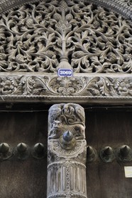Tanzanie, archipel de Zanzibar, île de Unguja (Zanzibar), ville de Zanzibar, quartier Stone Town, classé Patrimoine Mondial de l' UNESCO, une porte de type indienne de la vieille ville dans le quartier de Shangani