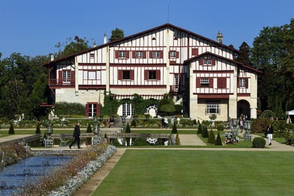 France, Pyrénées-Atlantiques (64), Pays-Basque, Cambo-les-Bains, la Villa Arnaga et  son jardin à la française, musée et maison d'Edmond Rostand de style néo-basque
