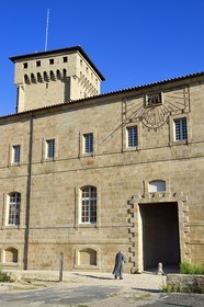 France, Haute-Loire (43), Parc naturel régional Livradois-Forez, un frère de Saint-Jean entre dans l'abbaye de La Chaise-Dieu, la tour Clémentine en arrière plan
