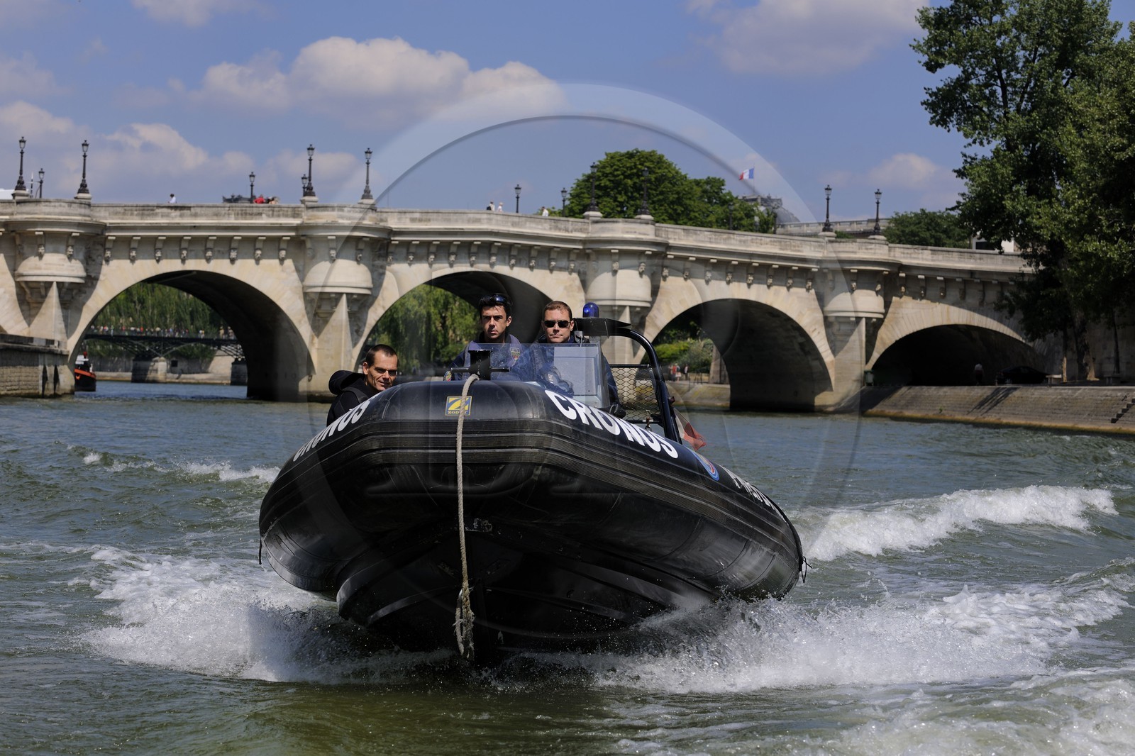 France, Paris (75), la brigade fluviale de la préfecture de Police en patrouille sur la Seine devant le Pont Neuf