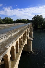 France, Hérault (34), Béziers, le Pont Canal du Canal du Midi, classé Patrimoine Mondial de l'UNESCO, passant sur la rivière Orb